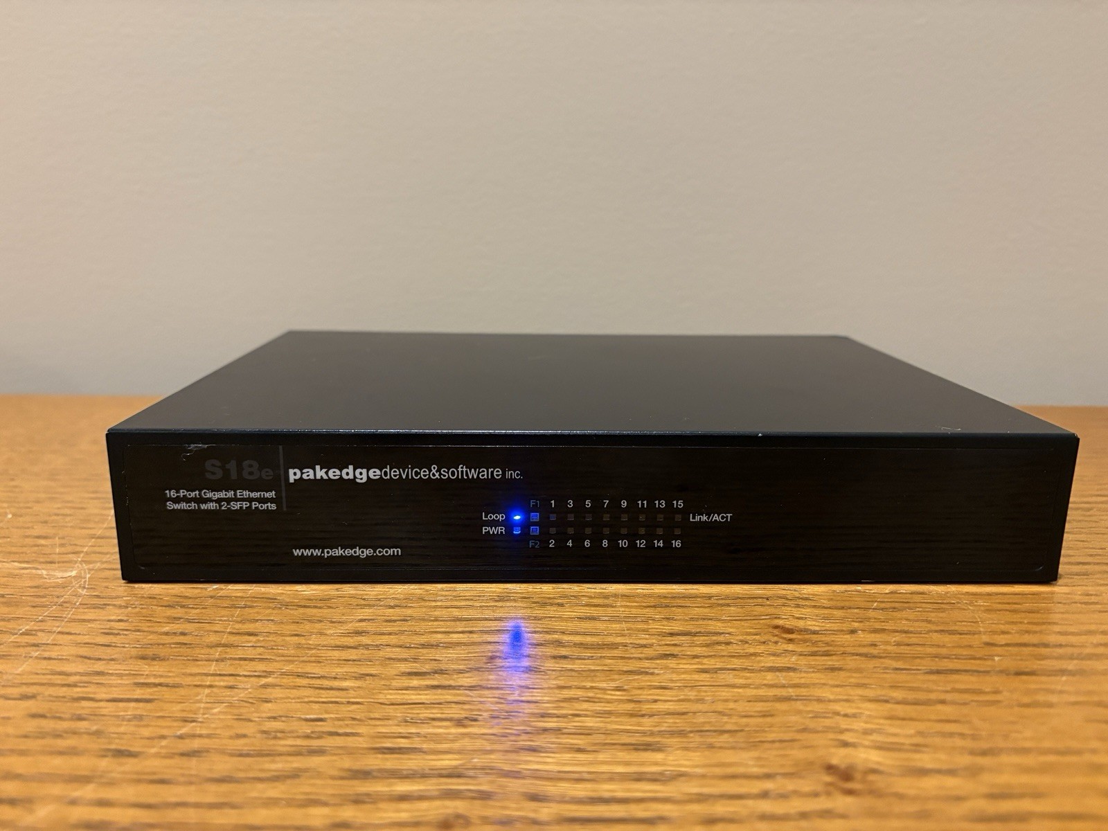 Pakedge S18e / 16-Port Gigabit Ethernet Switch w 2 SFP Ports - Tested