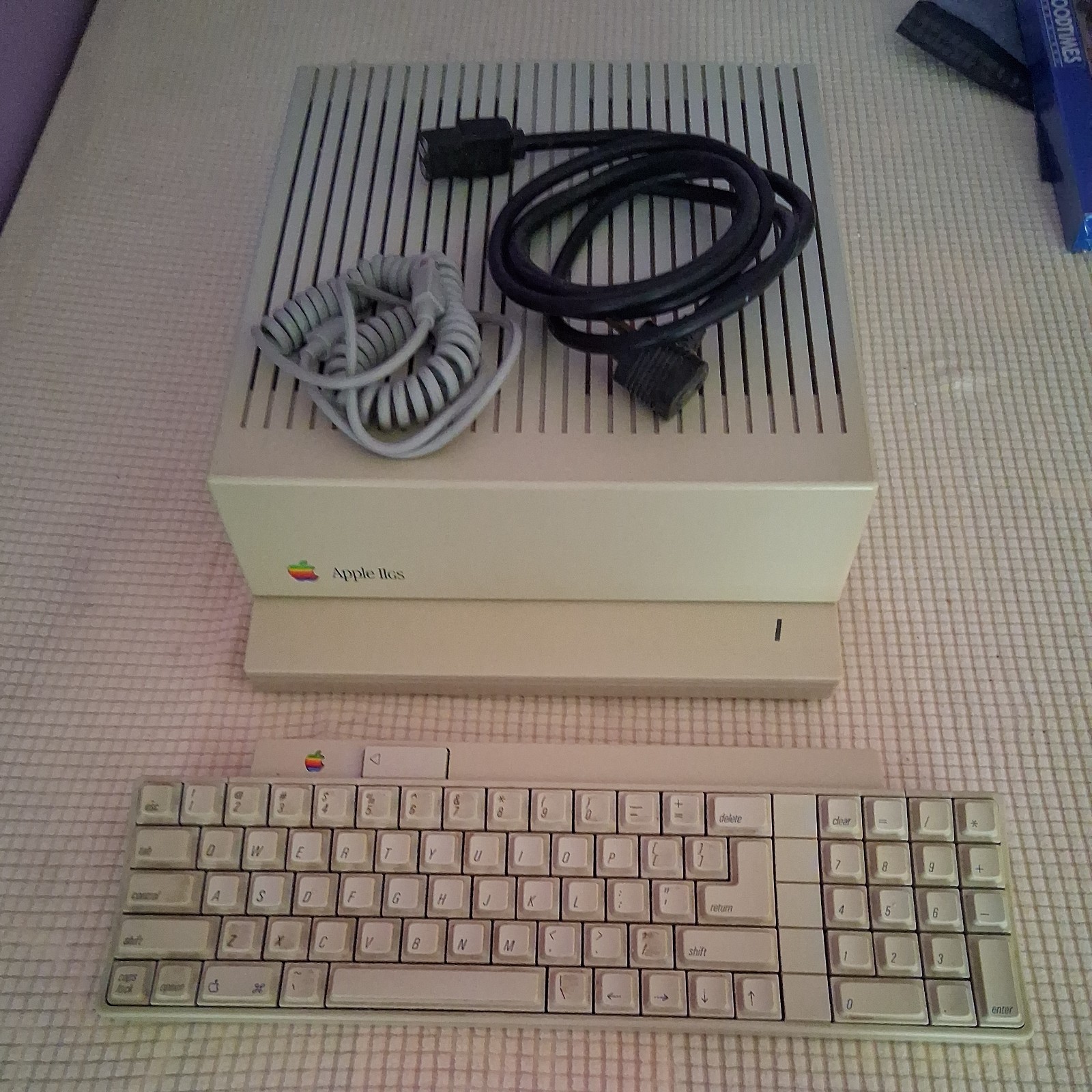 Apple IIGS Computer A2S6000 w/ Some Cables, powers on