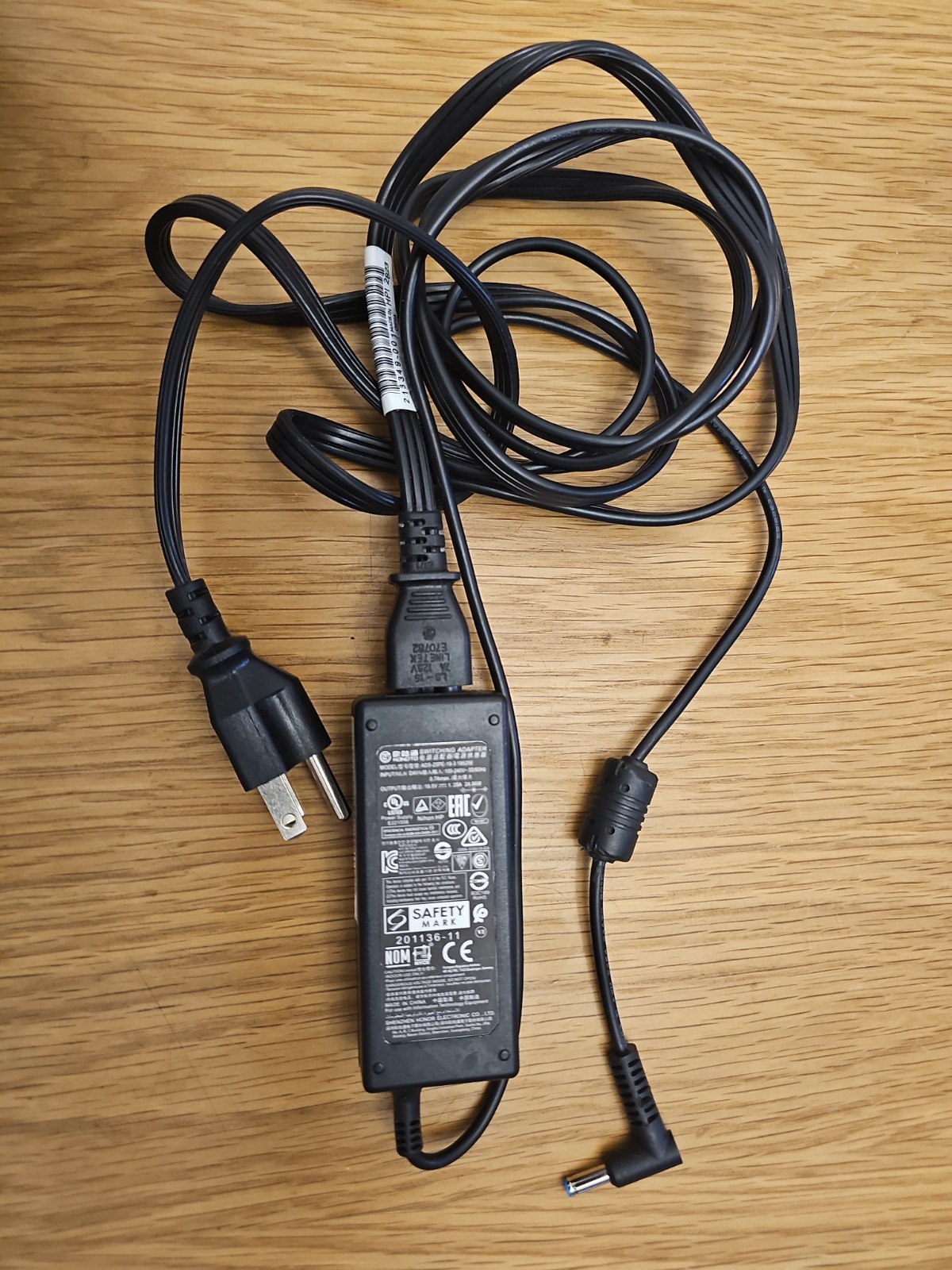 Original Honoto HP AC Adapter Power Supply OUTPUT： 19.5V --- 1. 28A 24.96W