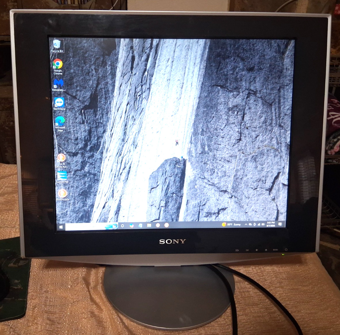 Good Used SONY SDM-HS73 17-inch 17" TFT LCD Computer Monitor 1280 × 1024 Silver
