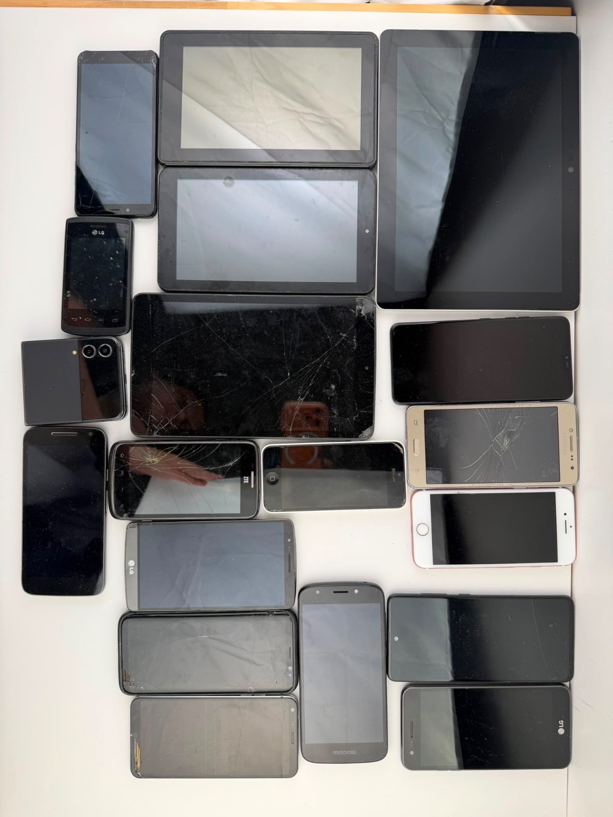 Lot of 19 Smartphones Tablets Apple Samsung LG Motorola Kindle FOR PARTS REPAIR