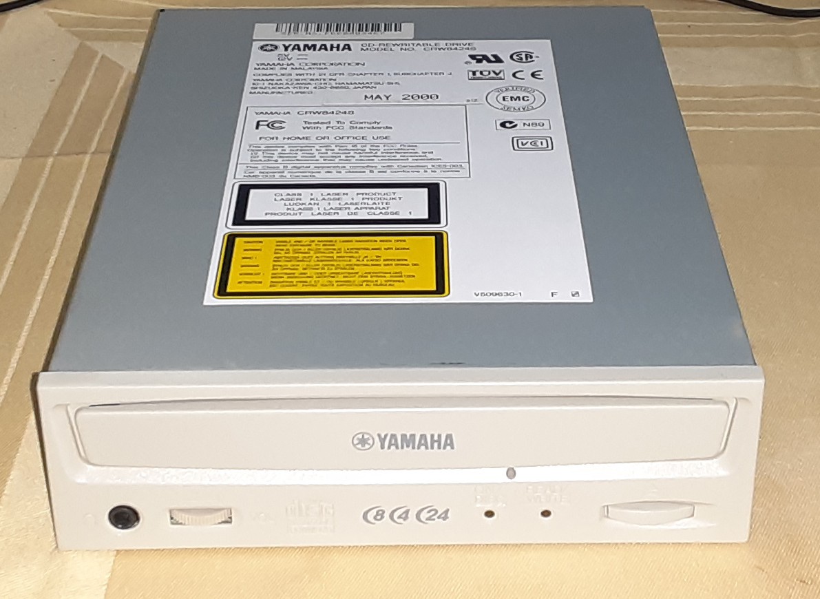 YAMAHA CRW8424S SCSI 50 Pin CD-Rewritable Drive OK Made in JAPAN