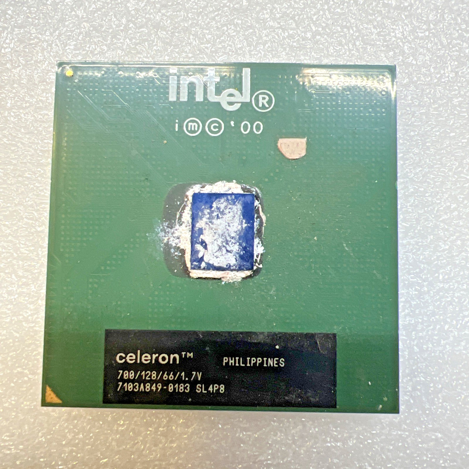 INTEL CELERON 700 SL4P8 -700MHZ - 128 KB -  1.7 V -  Sockel 370  7103A849-0183
