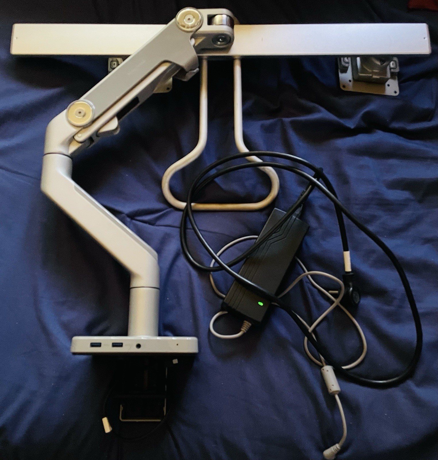 Humanscale Dual Monitor Arm + M/Connect MP-ATS Power Charging Hub – Silver