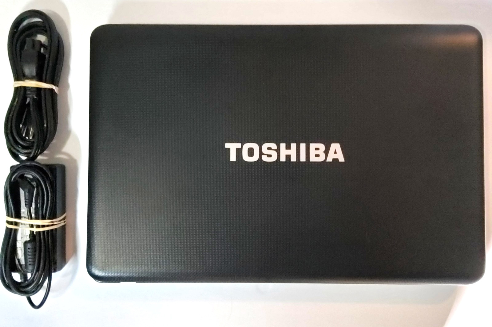 Toshiba Satellite C655D-S5509 AMD C-50 HDD 300GB Ram 4GB Windows 7 VERY CLEAN
