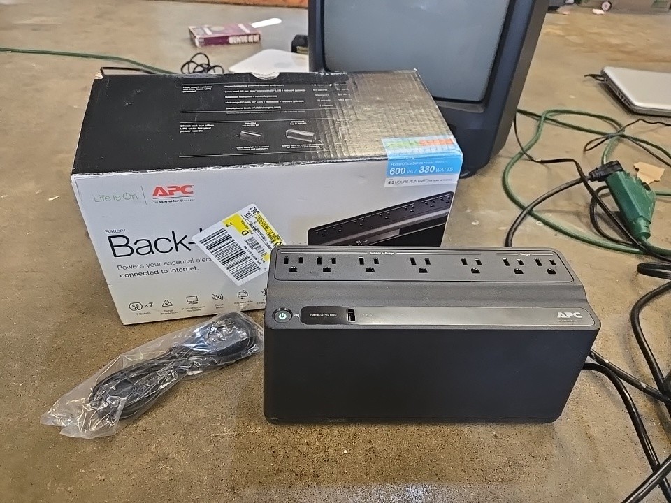 APC Back-UPS 600VA Battery Backup & Surge Protector 7 Outlets BN600U1 Open Box