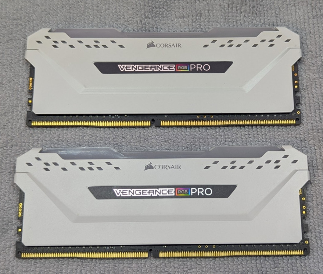Corsair Vengeance RGB Pro 16GB (2x8GB) DDR4-3200 PC4-25600 White DIMM