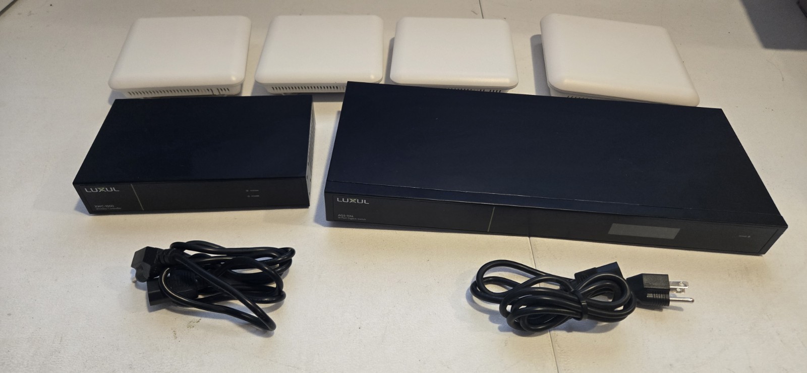 Luxul WiFi System: 4 Ceiling APs w/ mount/ AGs-1016 Switch/ XWC-1000 Controller