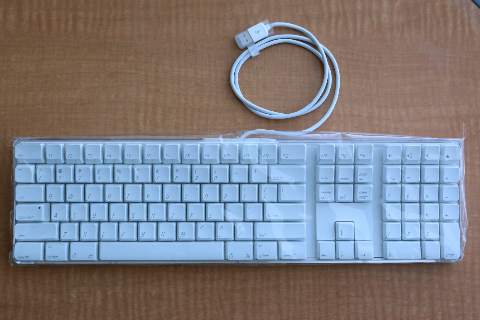 Brand New Genuine Apple A1048 English wired full size USB keyboard 658-0306 (2SB