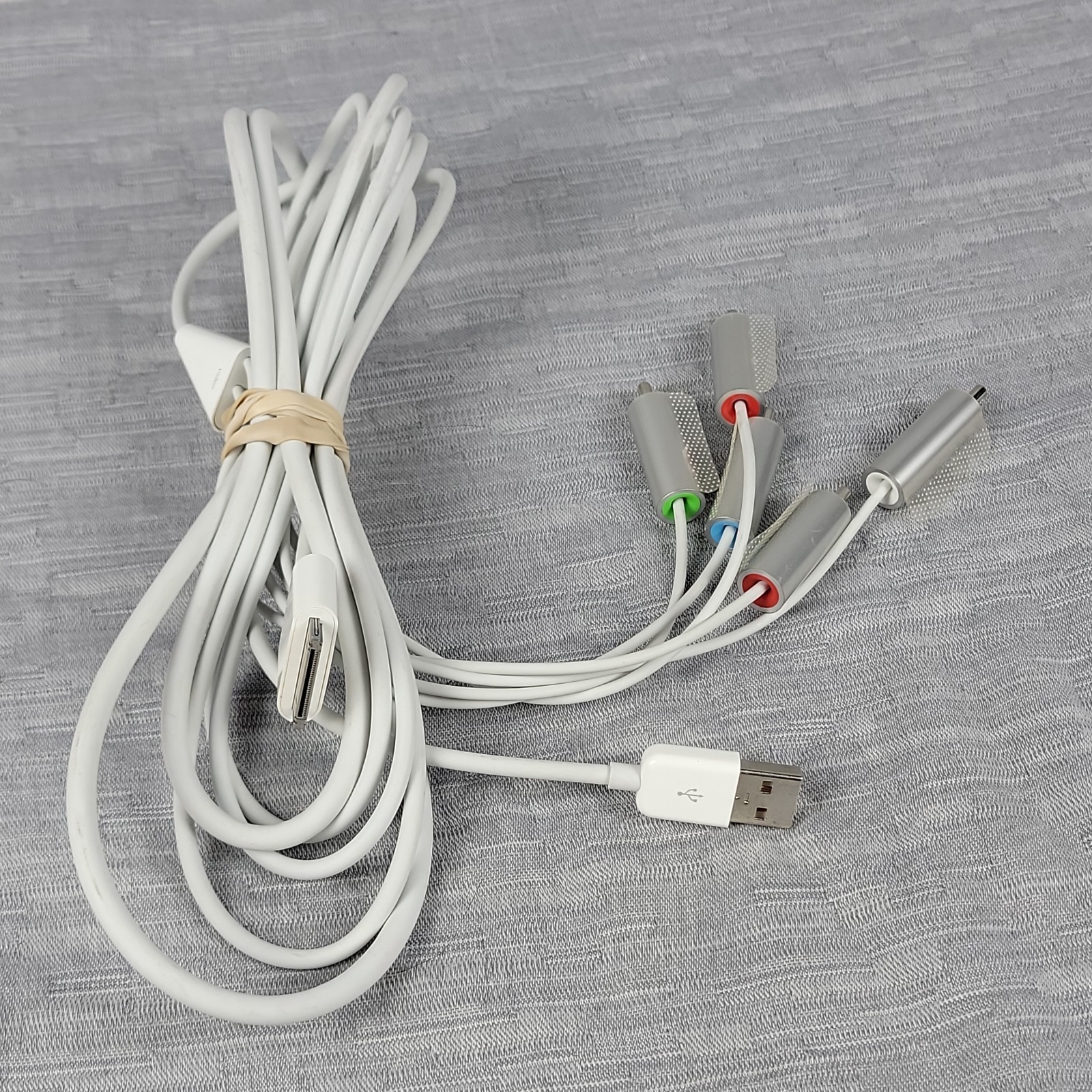 Genuine Apple 30-Pin Composite AV Cable – iPod/iPhone/iPad – RCA Video/Audio