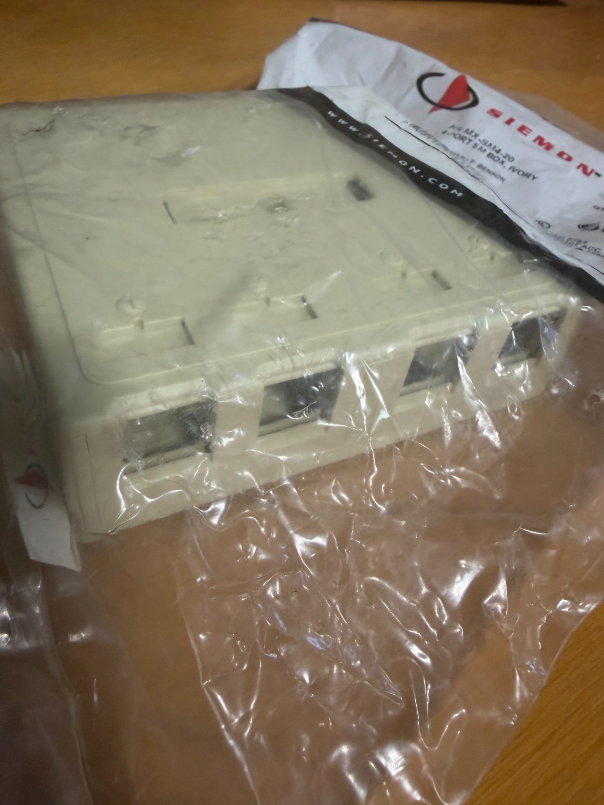 SIEMON	MX-SM4-20	4-Port SM Box Ivory  QTY 11