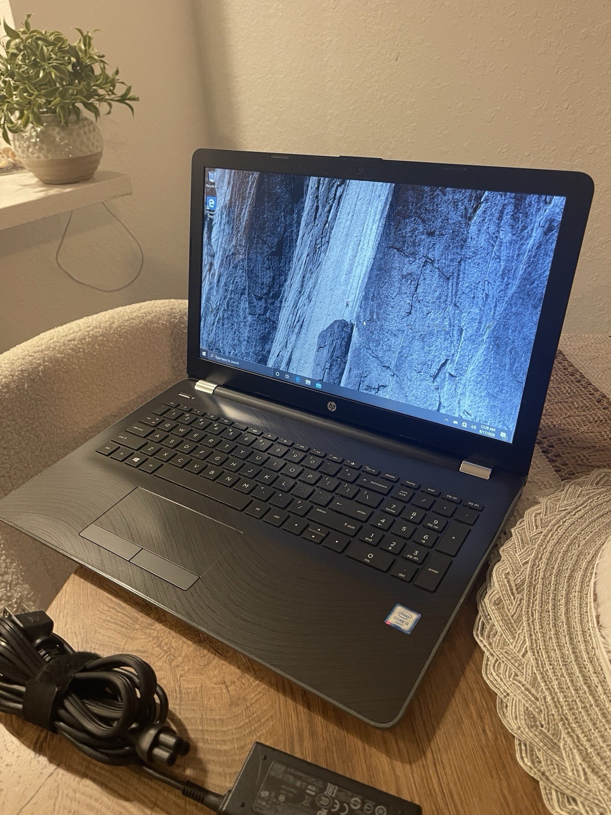 HP 15.6" Touch Screen Intel Core i3 6th Gen 8GB SSD 64GB  Win11 w/Charger