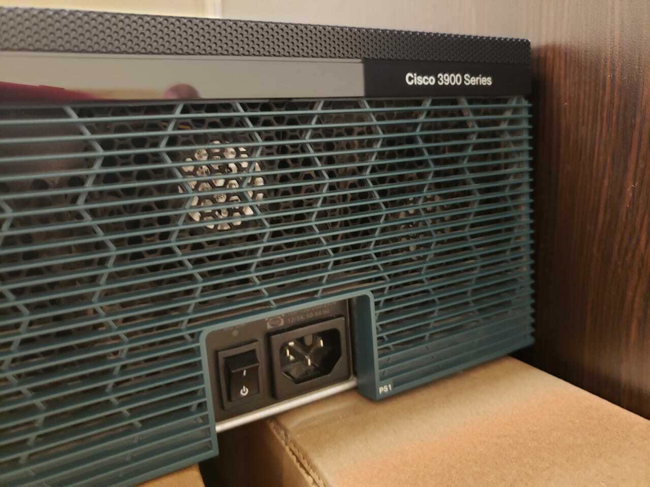 CISCO 3945-VSEC/K9 and datak9 license w/ PWR-3900-POE,PVDM3-64, 2 x  SM-ES2-24-P