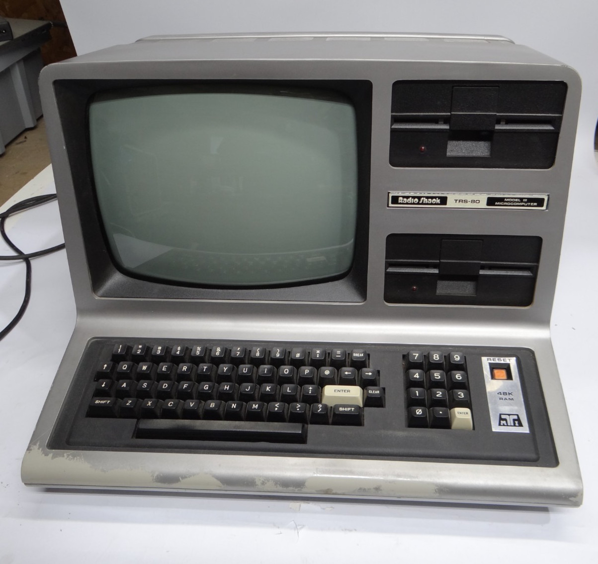 RADIO SHACK TRS-80 Model 3 Microcomputer *POWERS ON BLANK SCREEN* 26-1061