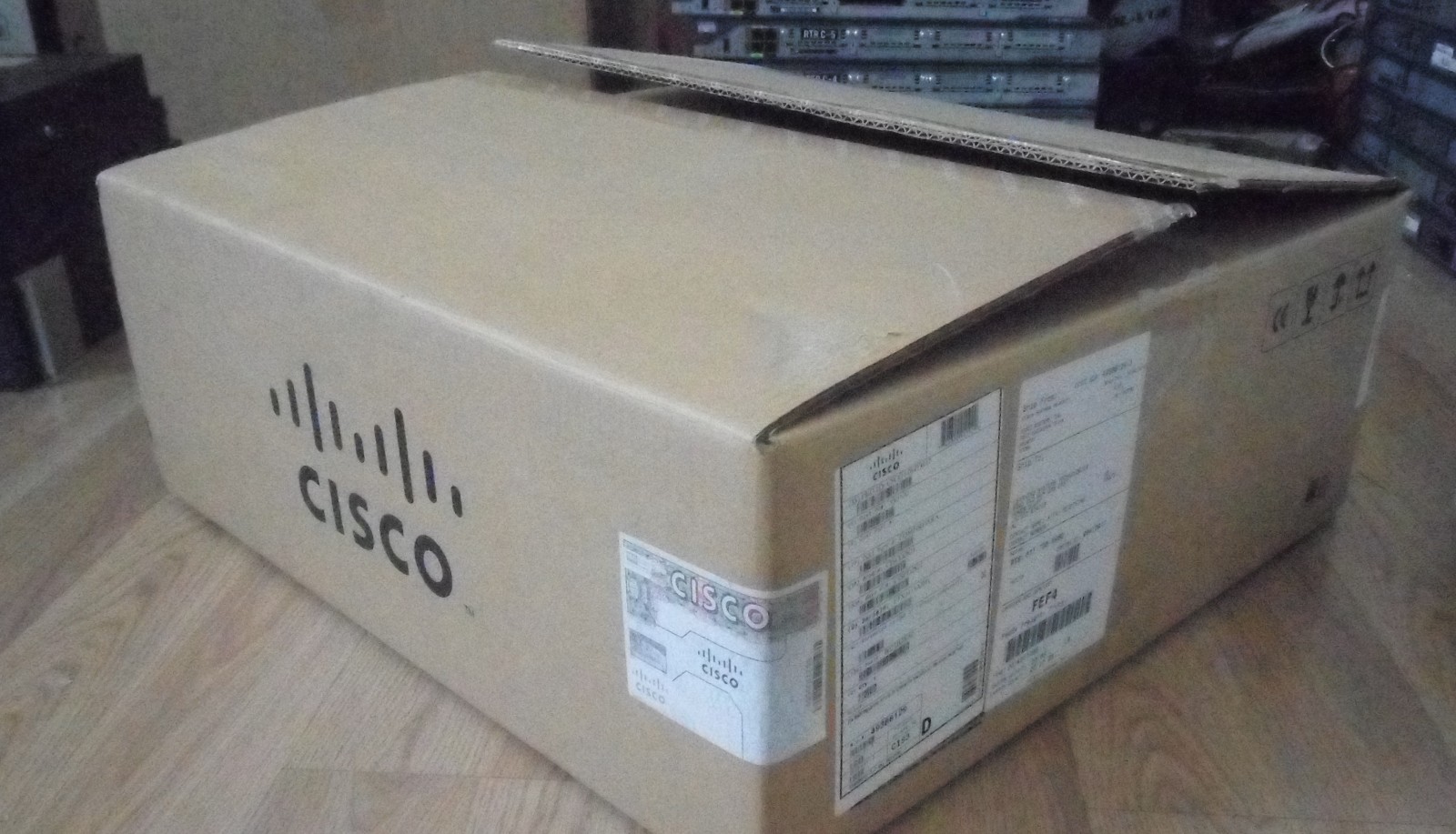 NEW Cisco 2821/K9 256F/512D Gigabit Router CISCO2821/K9 1 Year Warranty NOB 2821