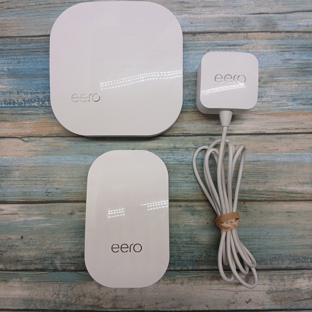 Eero Pro B010001 Router & 1 Beacons D010001 Mesh Wi-Fi System Lightly Used