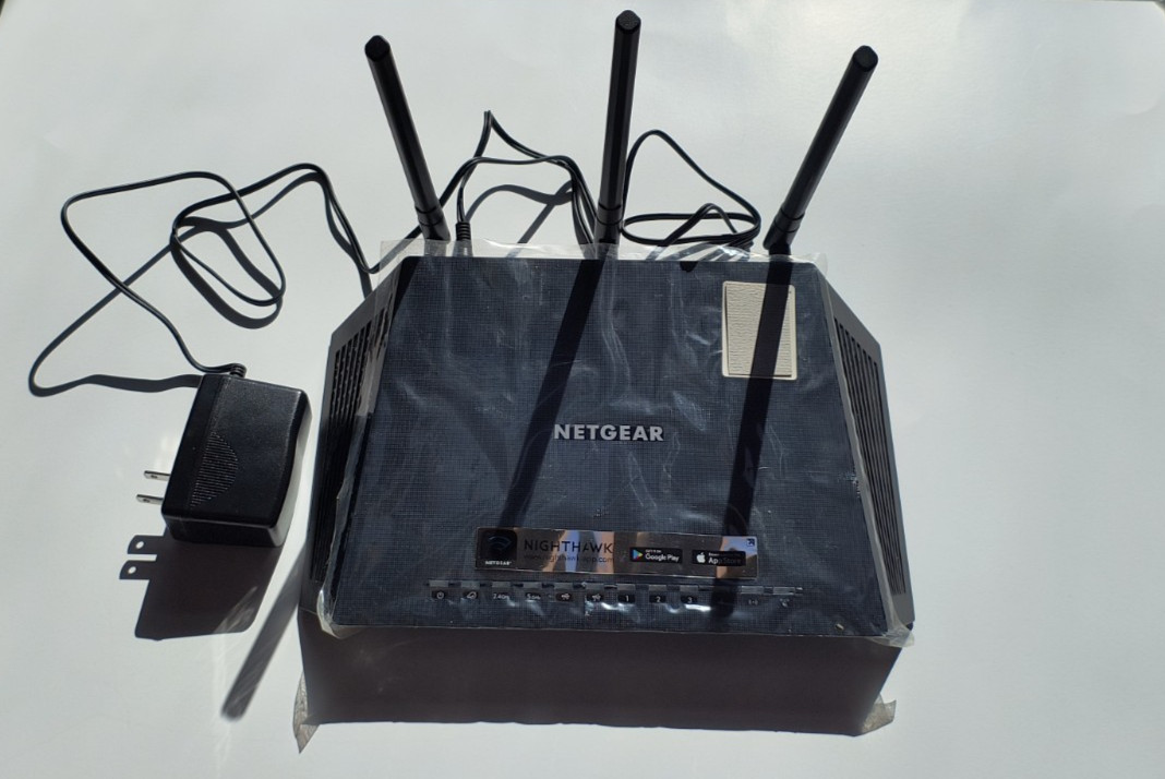 Netgear Nighthawk 48 - 2.4 ghz 5 ghz AC1750 4 port Smart Wifi Router R6400v2 VPN