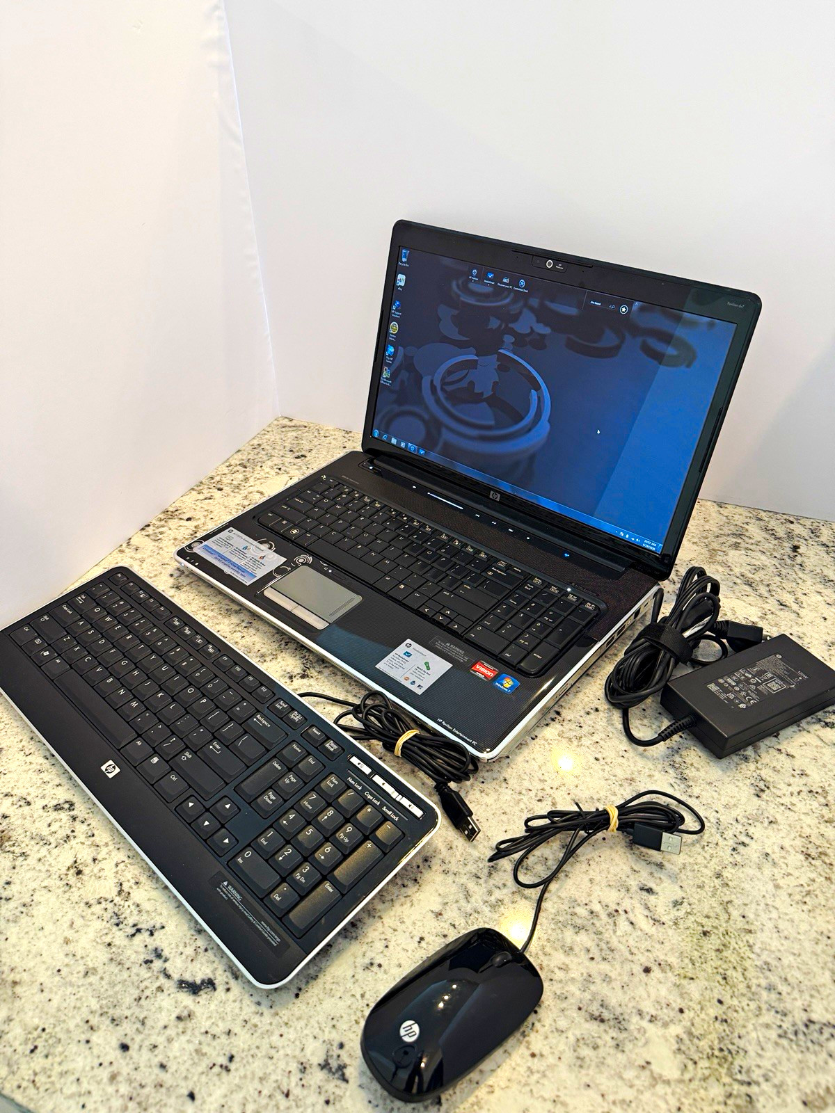 HP Pavilion dv7-3057nr 17.3" Laptop AMD 4GB 500GB Win 7 Tested + Charger