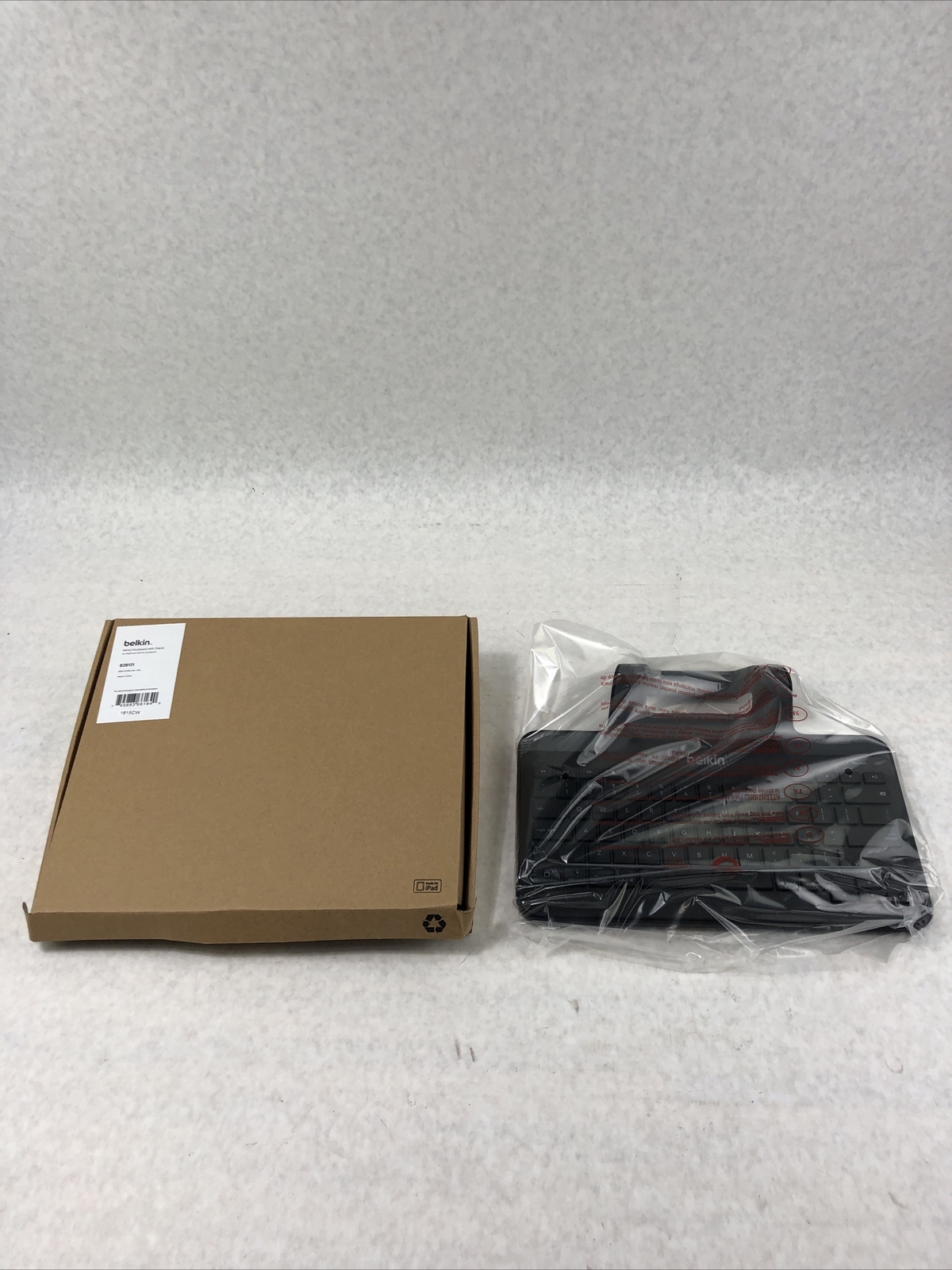 Belkin Model B2B131 Wired Keyboard With Stand for iPod With Box