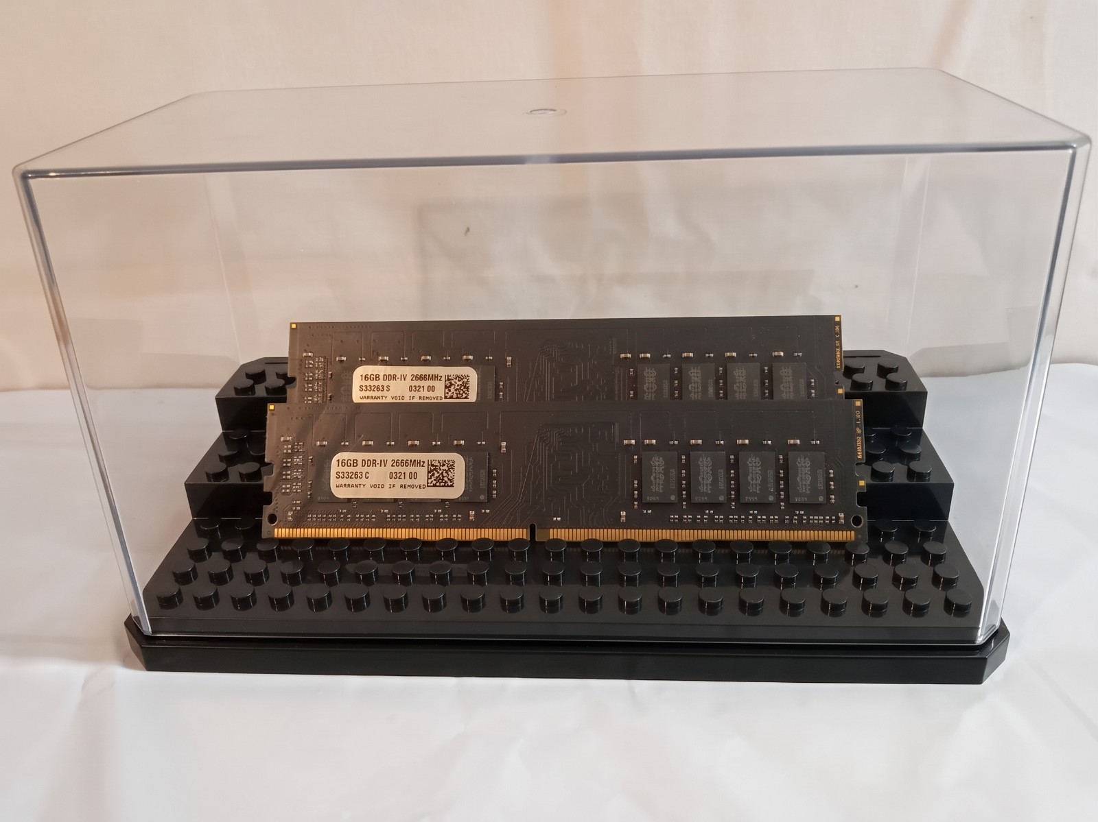 32GB KIT (2x16GB) DDR4 2666MHz PC4-21300 - 288 pin DESKTOP Non ECC - Black/Gold