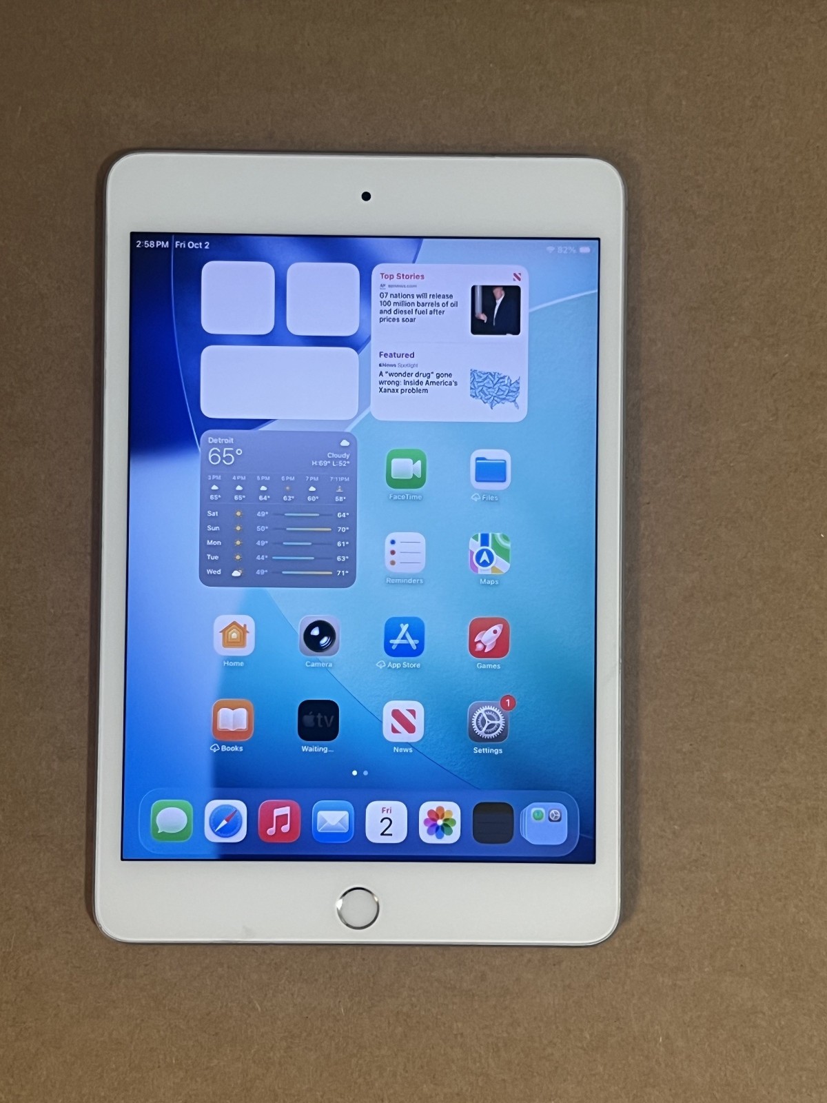 Apple iPad Mini (5th Generation) 64GB, Wi-Fi, 7.9 inch MUQX2LL/A - Silver - GOOD