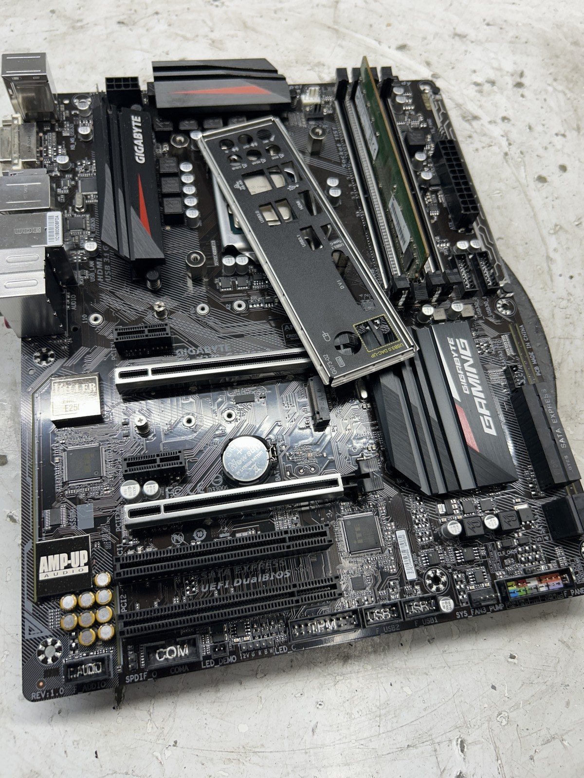 GIGABYTE GA-H270-Gaming 3 Intel Core i5-6400 2.70GHz 8GB NO HDD