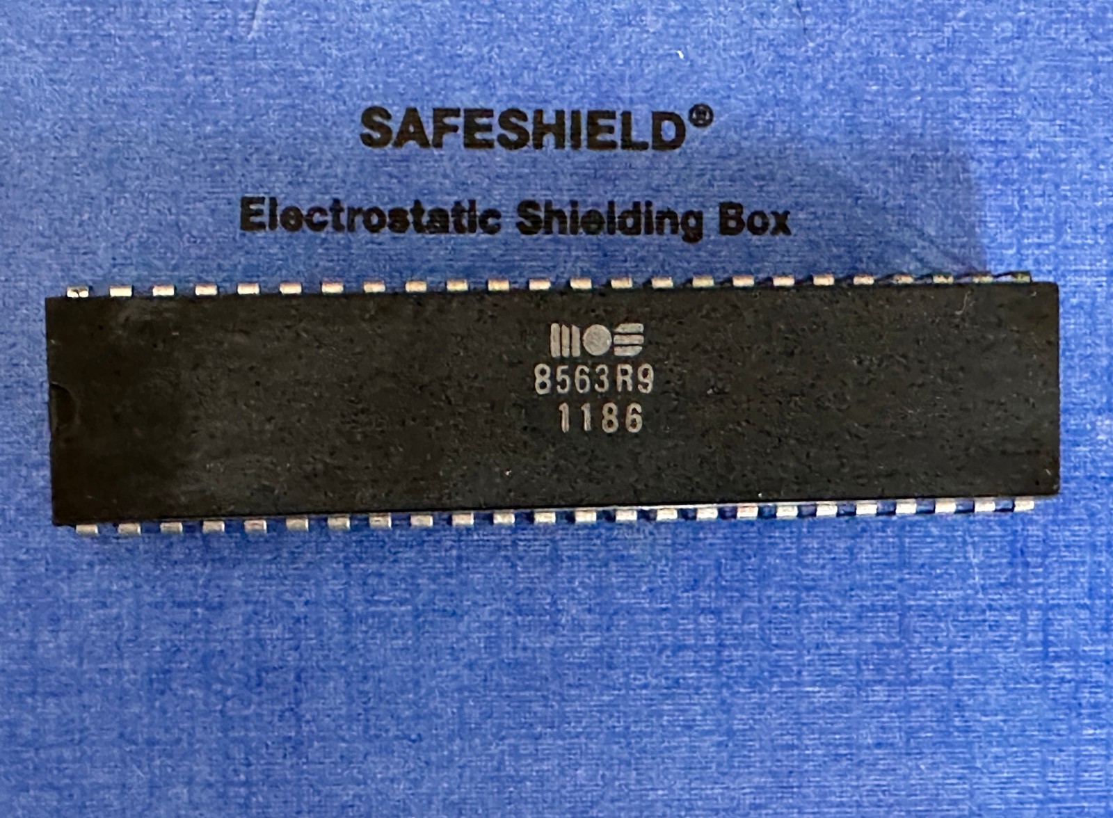MOS 8563R9 VIC chip for Commodore 128, working.  #11 86