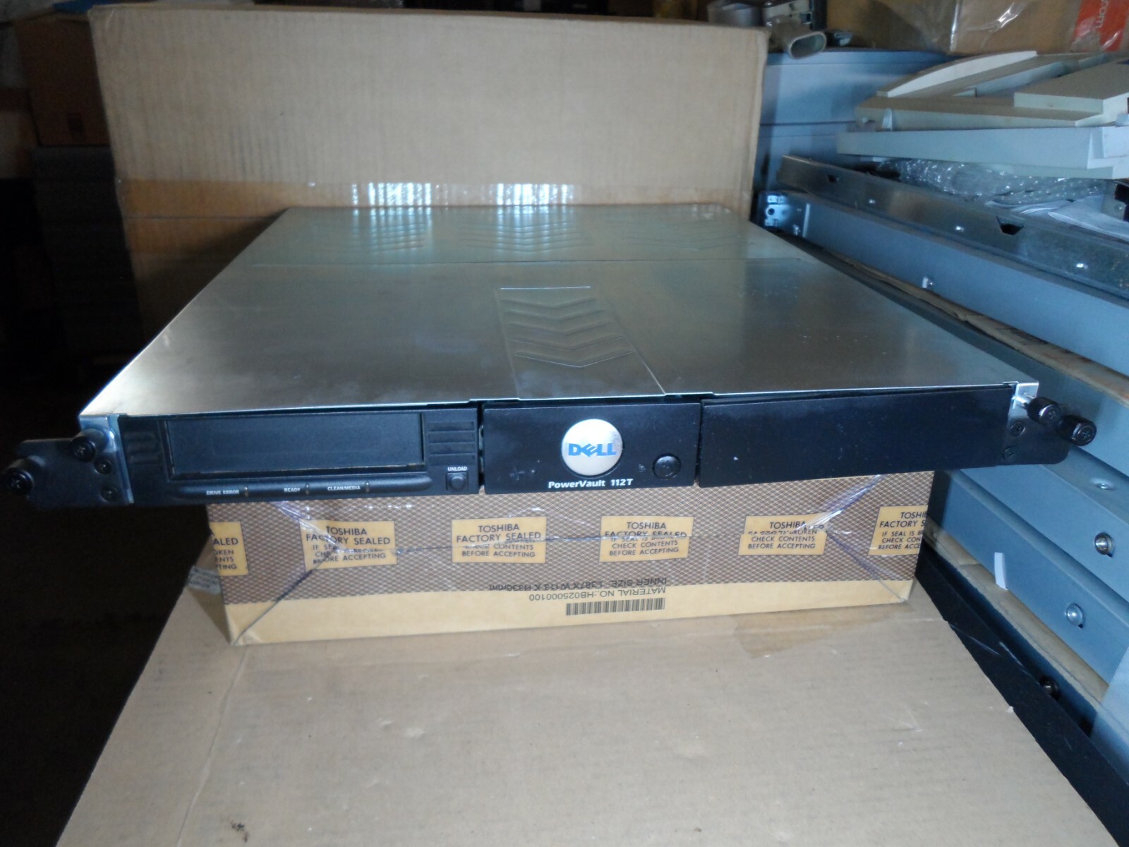 Dell PowerVault 112T PV112T with 1X VS80 SCSI LVD Rack Mount 1U Unit
