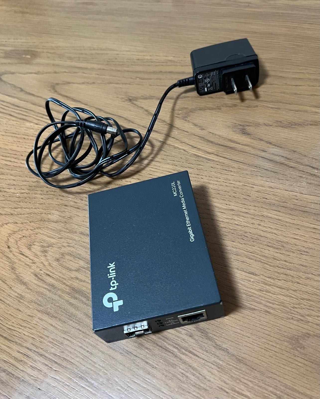 **SHIP FAST** TP-Link MC220L Gigabit Ethernet Media Converter With Power Adapter