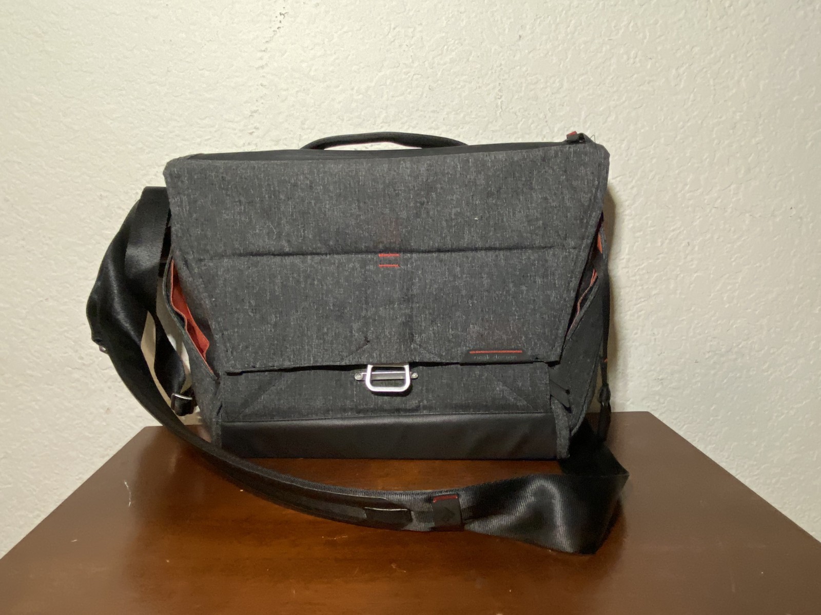 Peak Design  Charcoal Gray Everyday Messenger Bag Carry-all Crossbody Bag VGUC