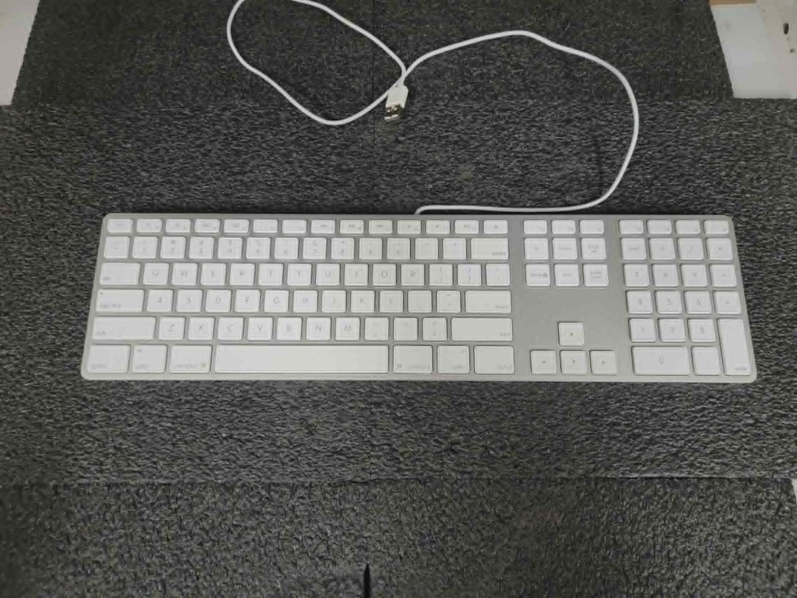 Lot 4 Apple Magic Keyboard A1243 109-key USB Wired Ultra-Thin Aluminum Keyboard