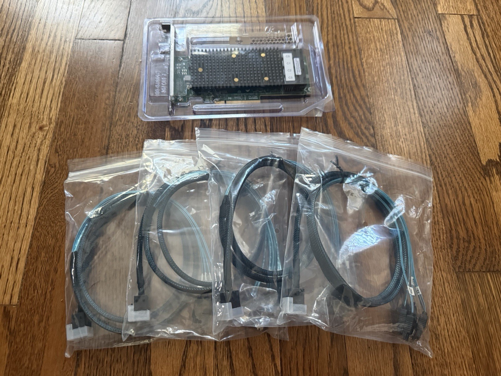 LSI SAS3416 9400-16i 12Gb/s Tri-Mode HBA PCIe + 4x SFF-8643 SATA Cables