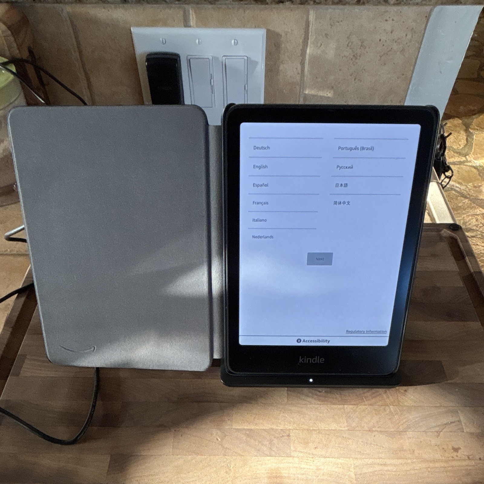Kindle Signature Colorsoft & Anker Wireless Charging Dock