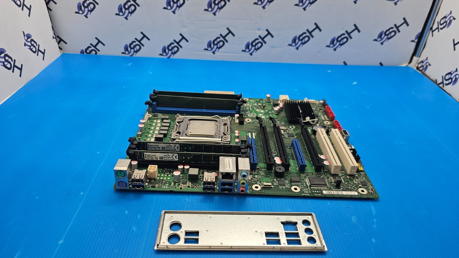 Fujitsu D3128-B25 GS 1 Intel C600 Sockel 2011 ATX Mainboard w/ CPU + RAM.