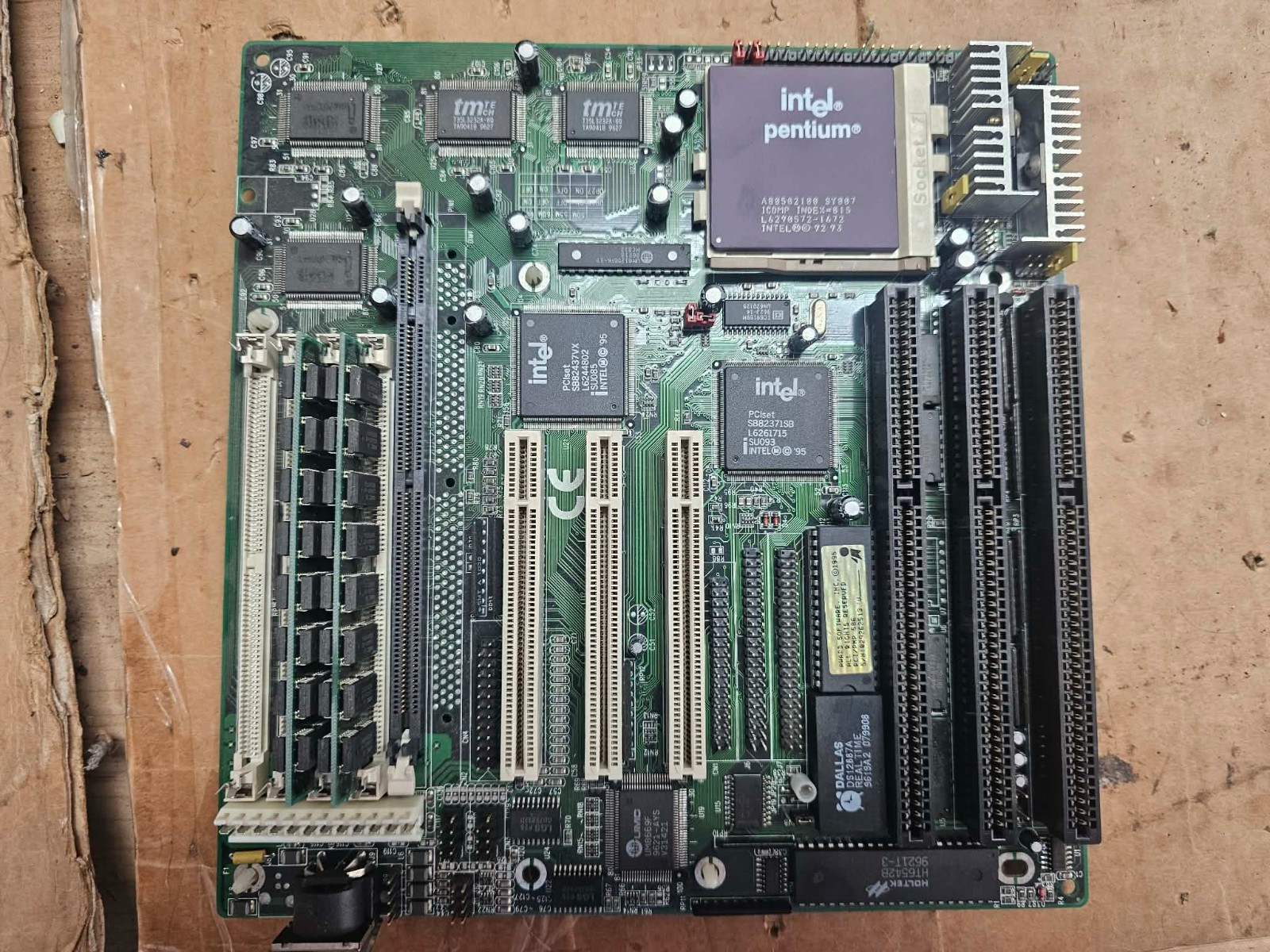 Retro Shuttle HOT-555 Ver. 1.4 Socket7 Motherboard Intel CPU & Ram PCI ISA Works