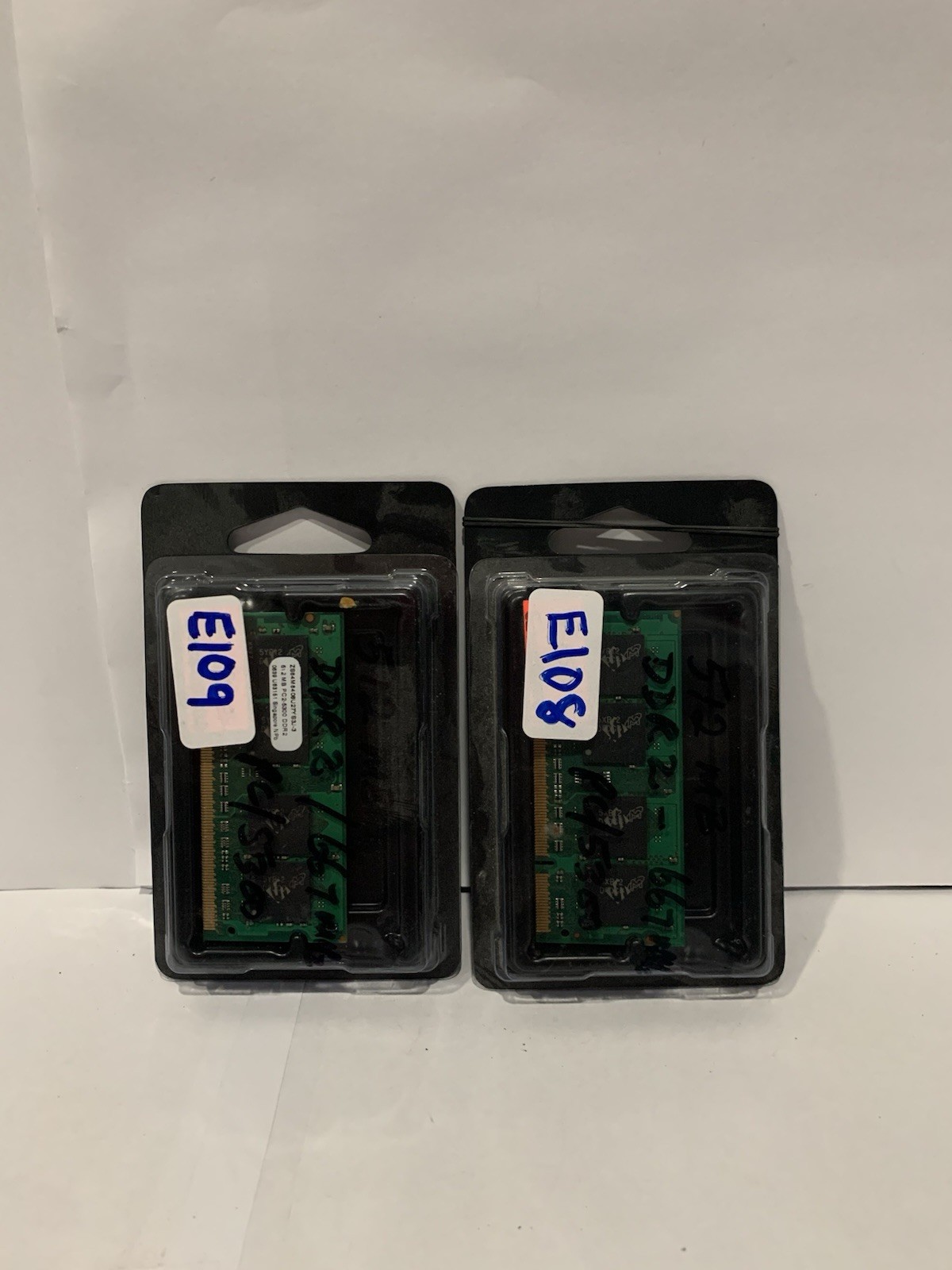 Micron 512MB PC2-5300 DDR2 SDRAM 240-Pin DIMM Non-ECC ZS64M6408U27YS3J-3 (LO 2)