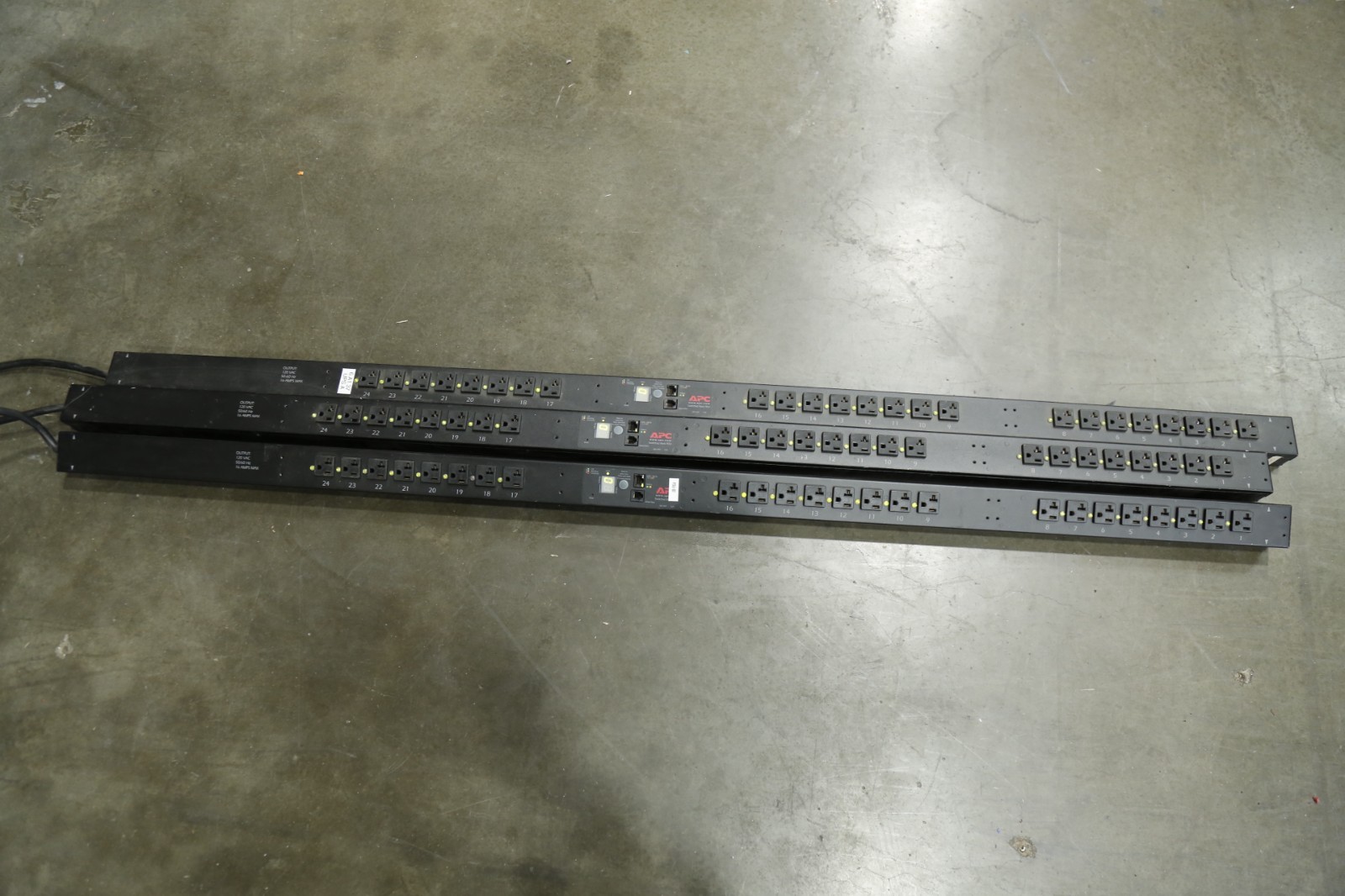 LOT of 3 APC AP7930 Switched Rack PDU, L5-20p 24 Outlets 120V 20A