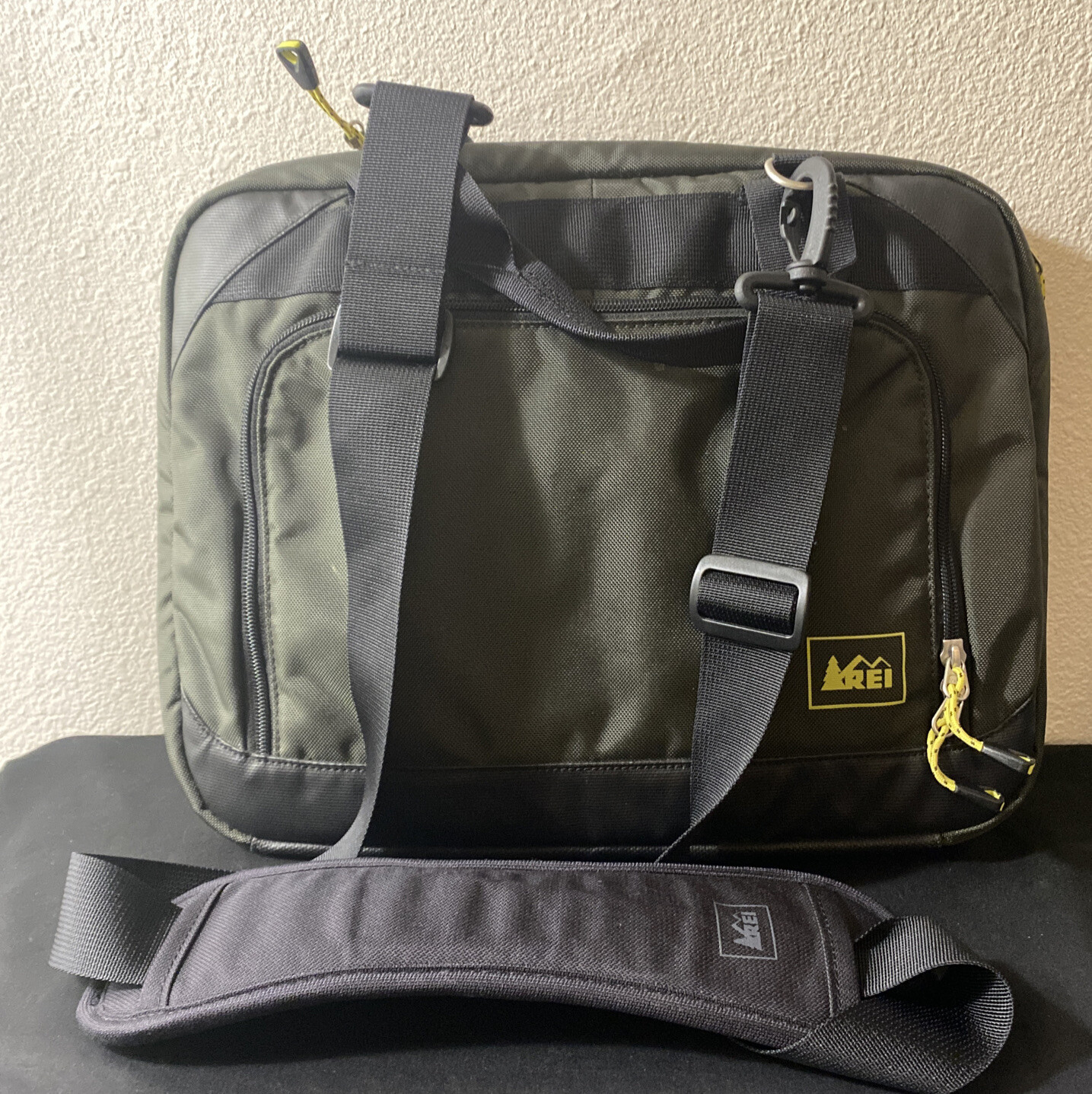 REI Laptop Messenger Bag black & greenRecreational Equipment Inc Cross Body