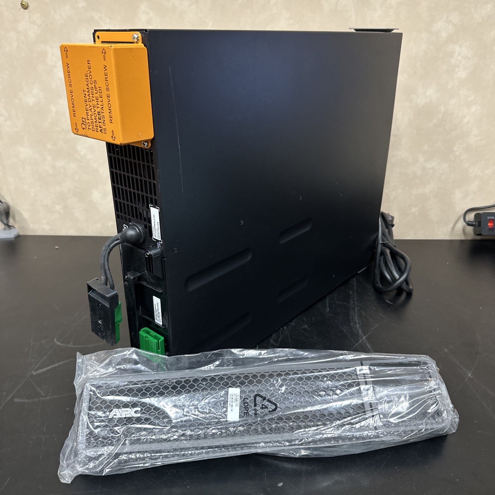 APC Schneider Electric 2U Smart-UPS SRT2200RMXLA-NC