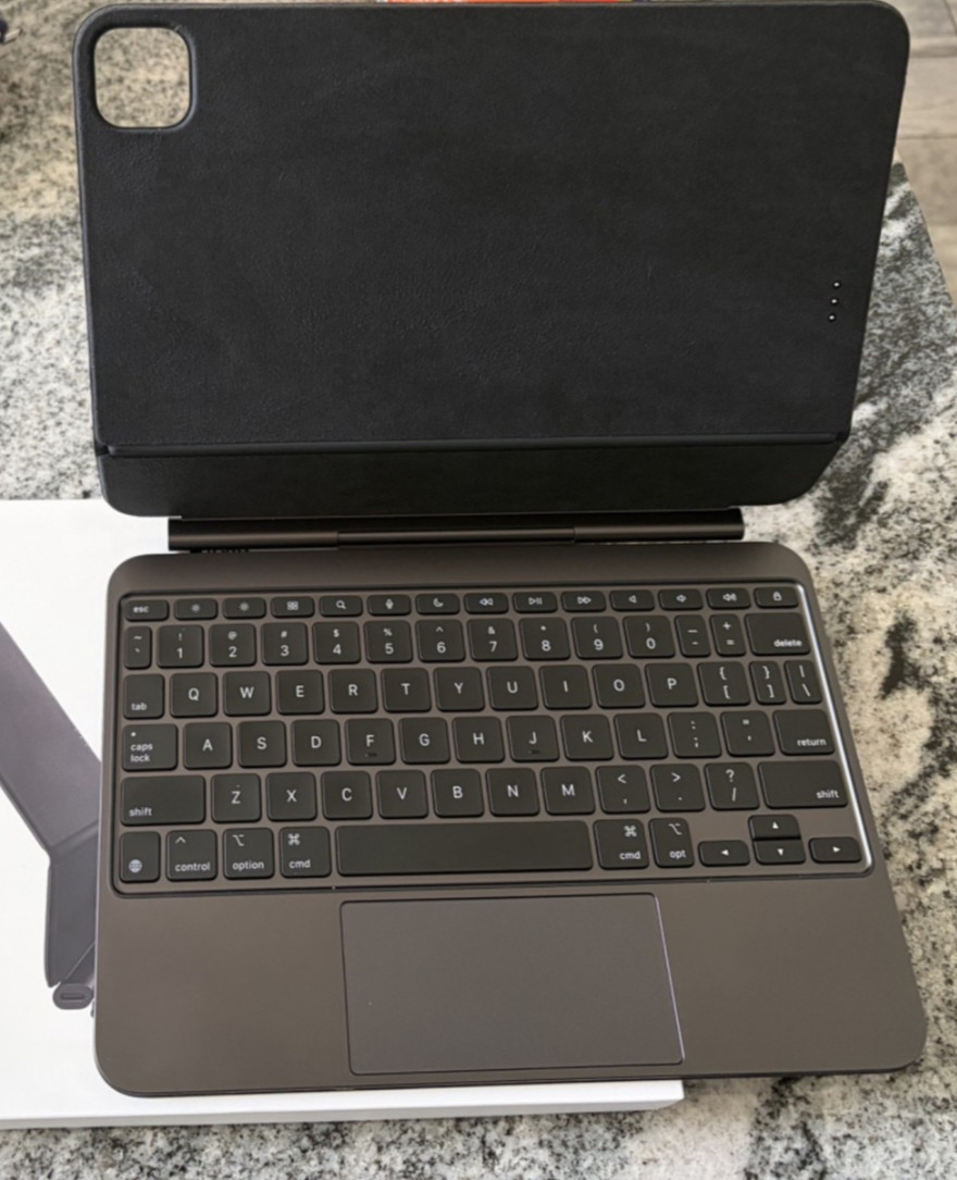 Apple Magic Keyboard for 11" iPad Pro - Black (MXQT2LLA) - Excellent condition
