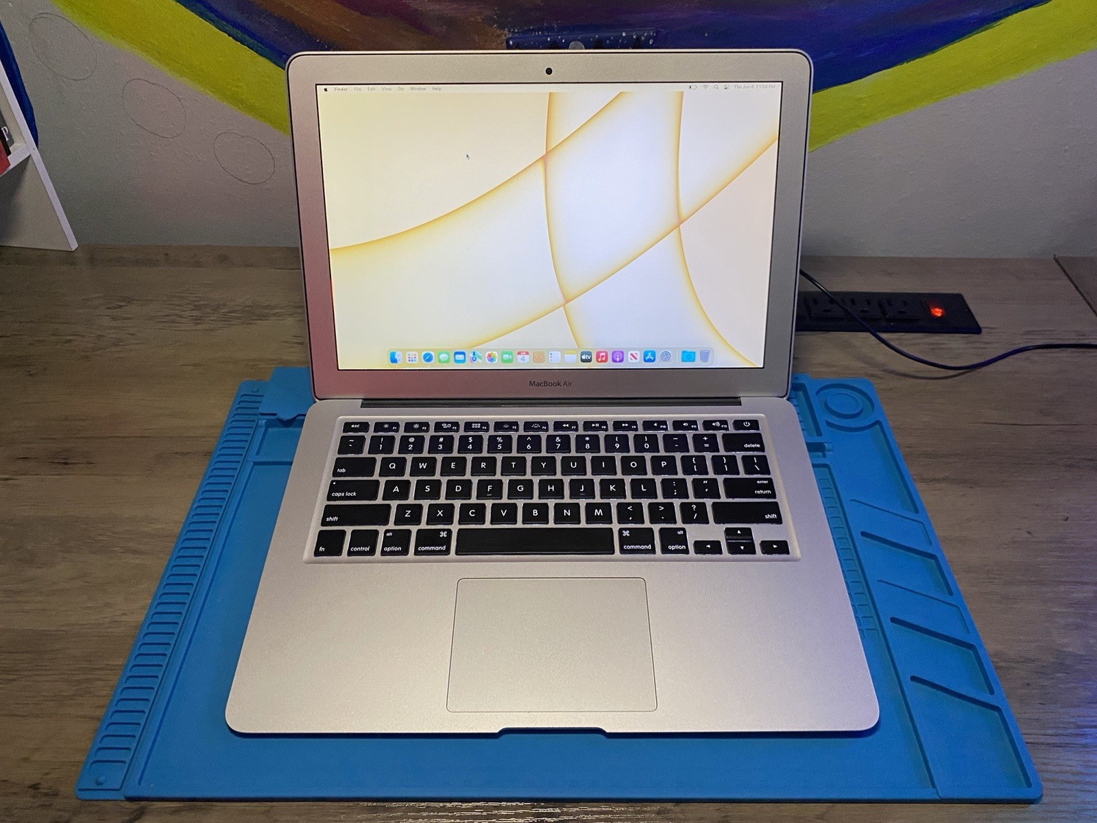 Apple MacBook Air A1466 MQD32LL/A i5-5350U 8GB RAM 128GB