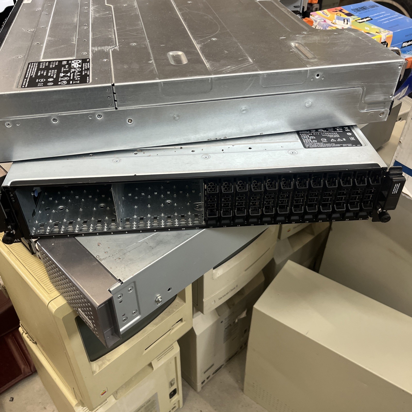 DELL Compellent E04J-SC220 NAS JBOD w/2xE01M Cards 2x700W PSU 24 Hard Drive 2.5”