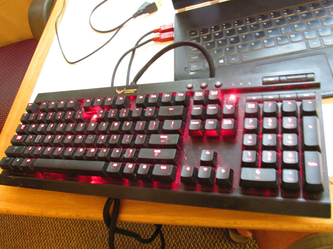 Corsair k70 gaming Keyboard red backlight 2 keys gone dusty for parts repair LF