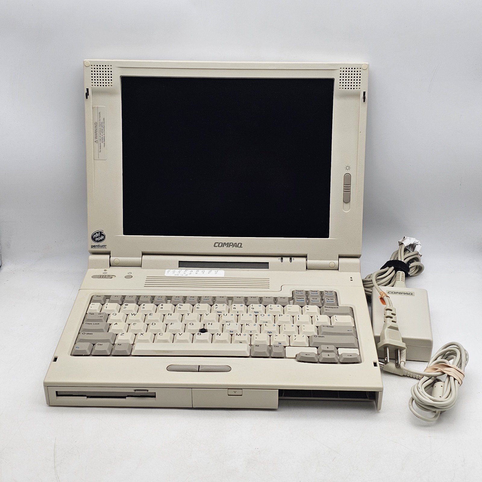 Vintage Compaq LTE 5280 Pentium Windows 98 Laptop 32MB - Powers On - *Flaw*
