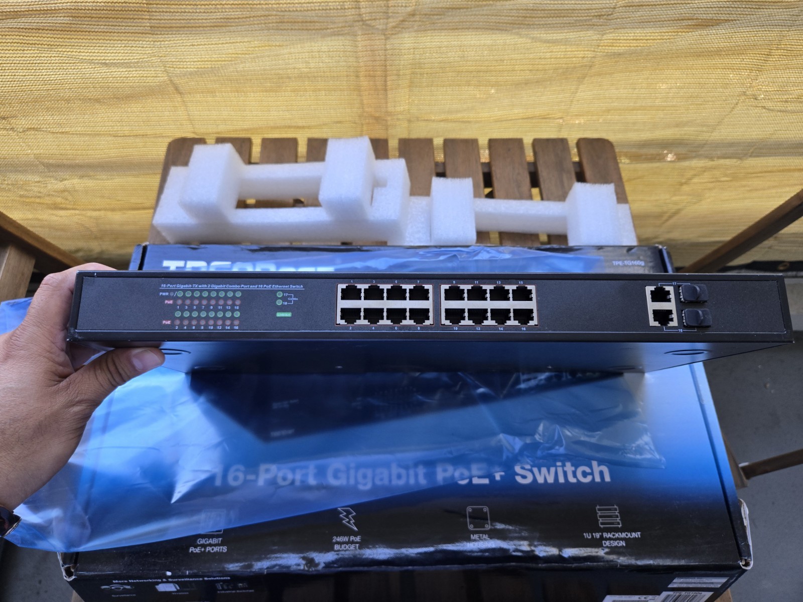 Hanwha Techwin SWT-P-162-480B 16 Port PoE+ Switch