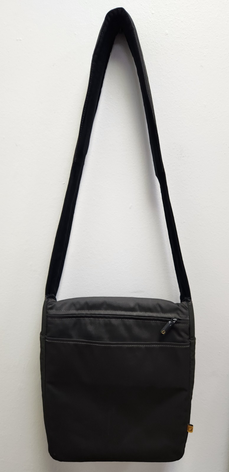 Vintage Incase Black Nylon Vertical Sling Bag Y2K Messenger Crossbody 11" x 12"