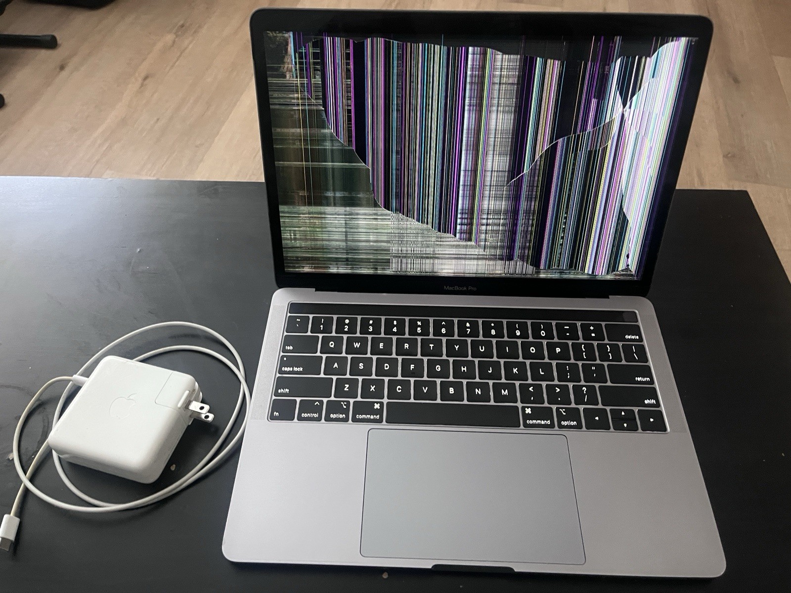 MacBook pro 2019, 13” broken Screen