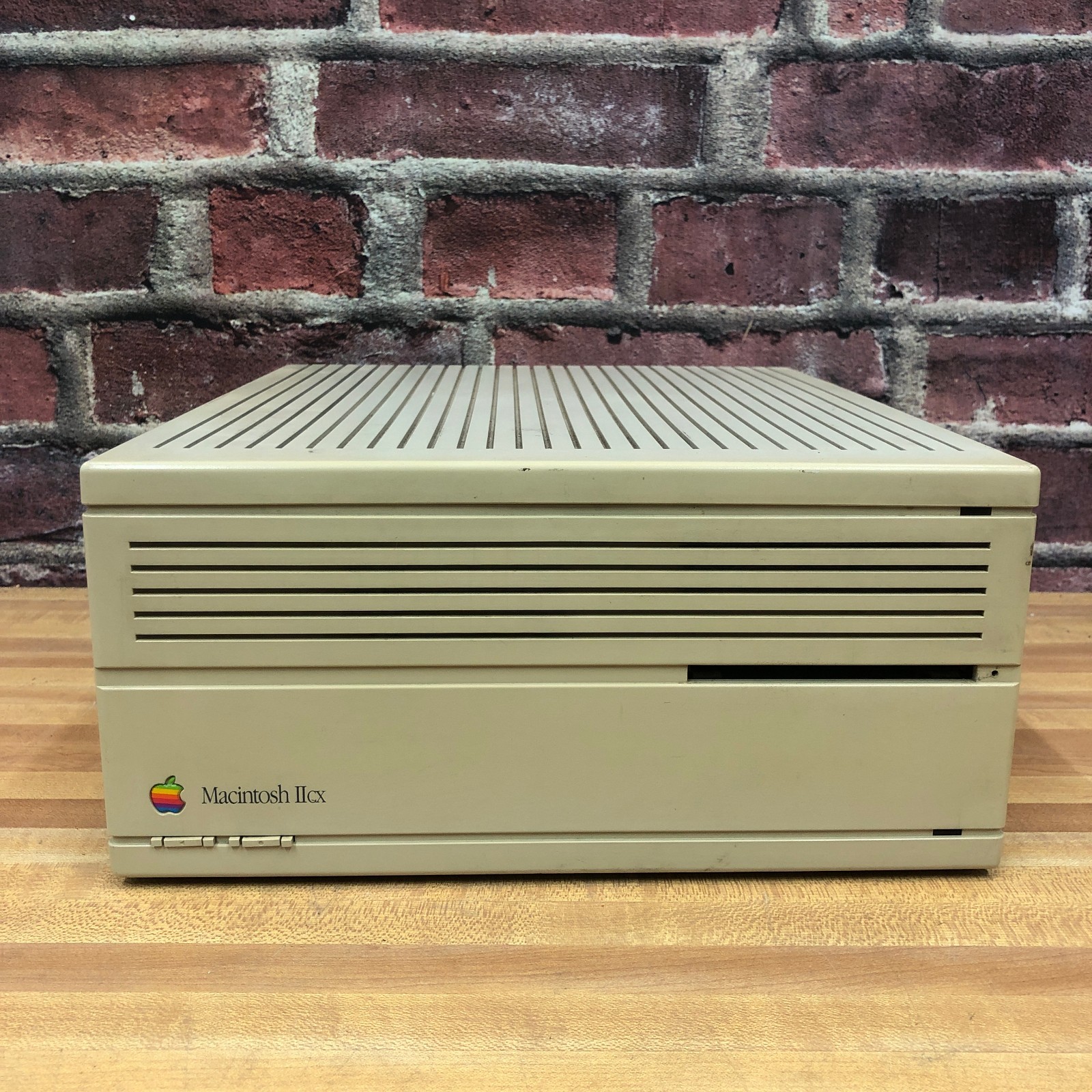 APPLE MACINTOSH IICX Computer - No Battery Bomb - Complete - Powers On
