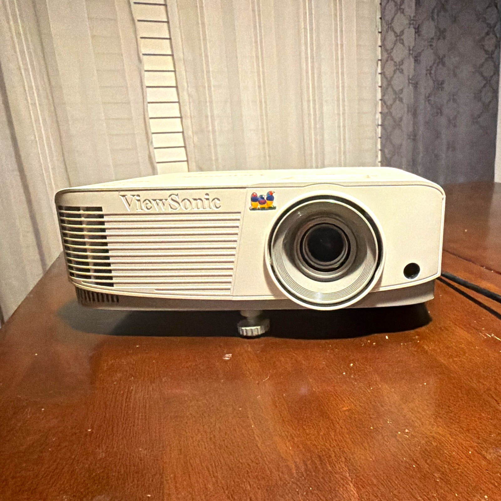 ViewSonic Projector with remote. 4000 Lumen, 120 Hz refresh