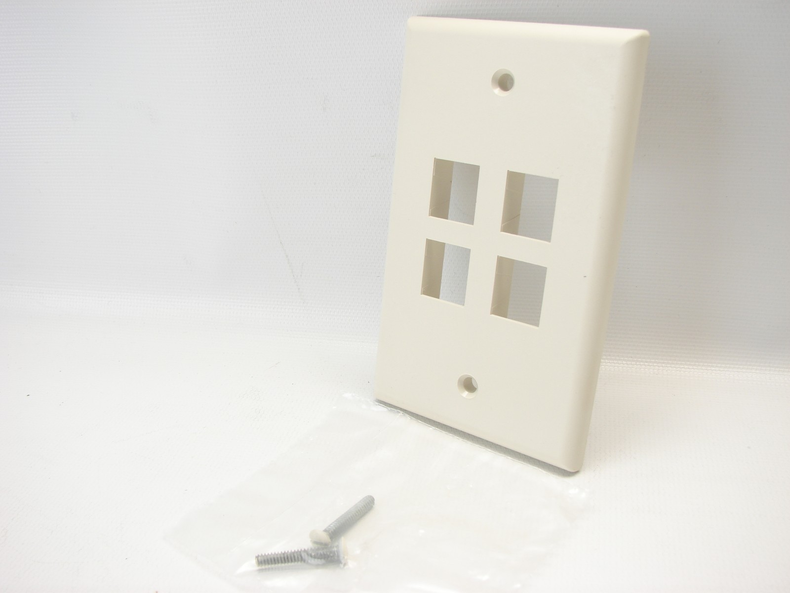 (5) Leviton 40804-OBA QuickPort Single-Gang Multi-Port Wallplates Lt Almond  t77